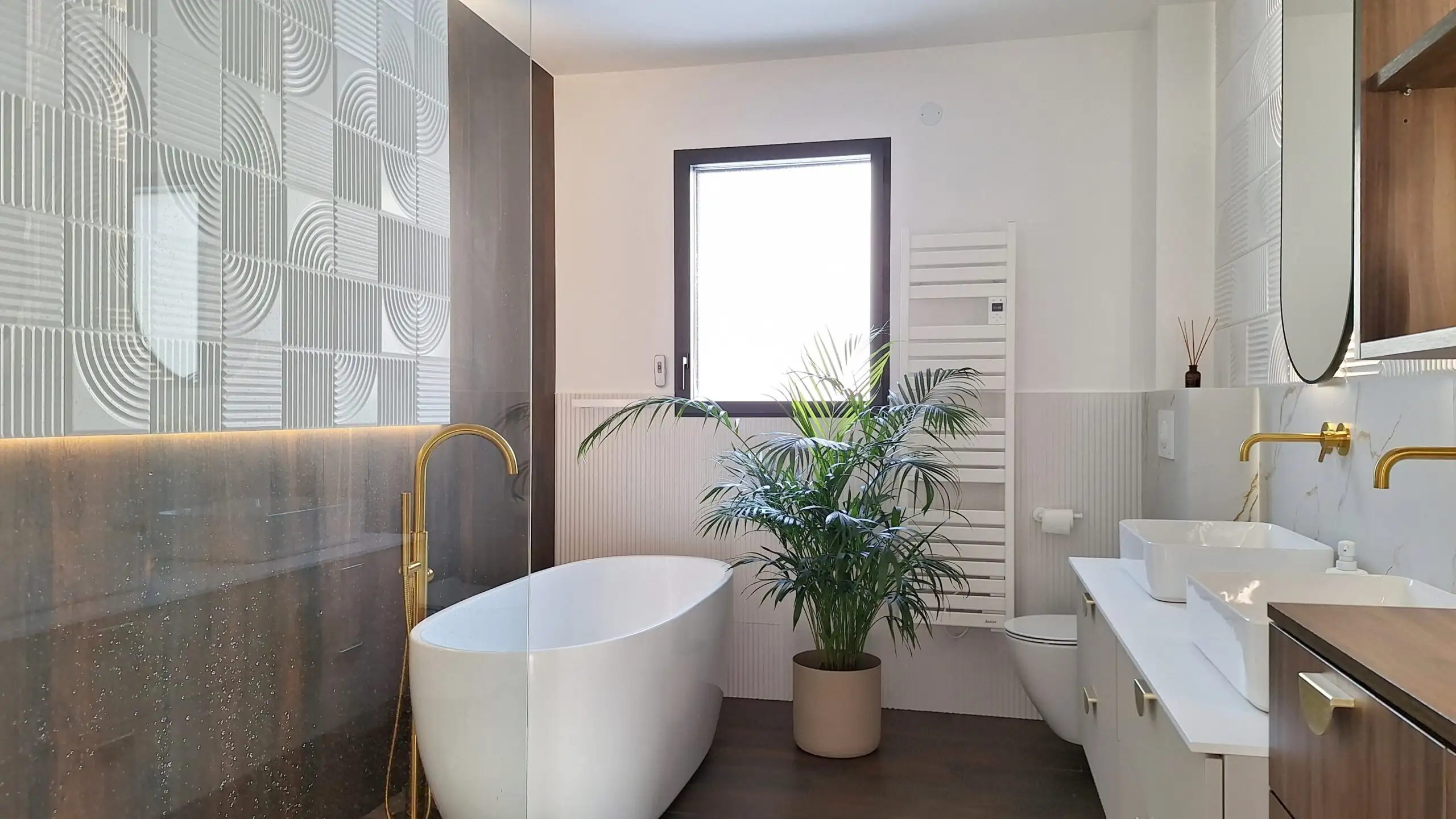 łazienka z wanną wolnostojącą